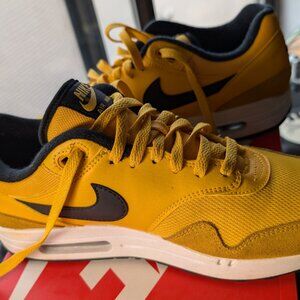 Nike Air Max 1 University Gold